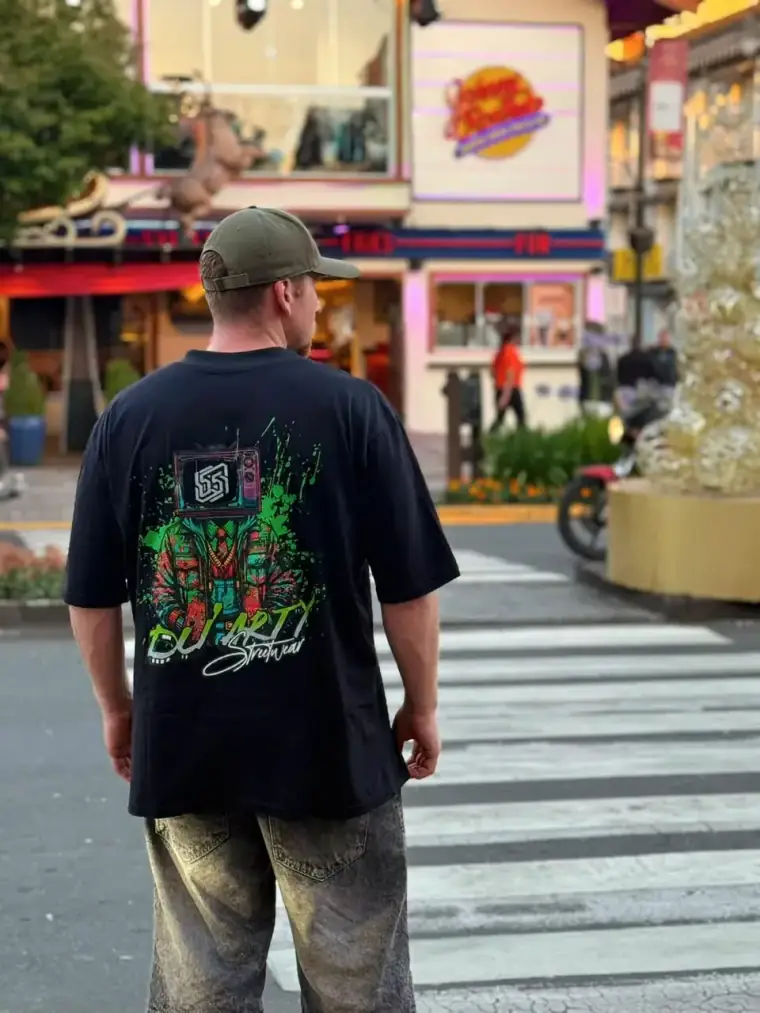 Camiseta streetwear com grafismo autoral