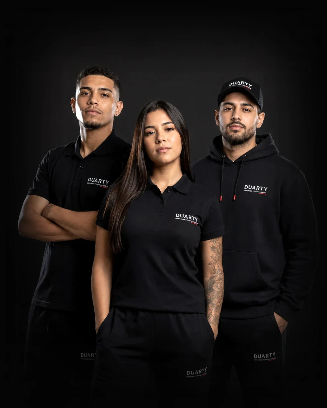 Equipe vestindo uniformes personalizados Duarty — polo, moletom e boné